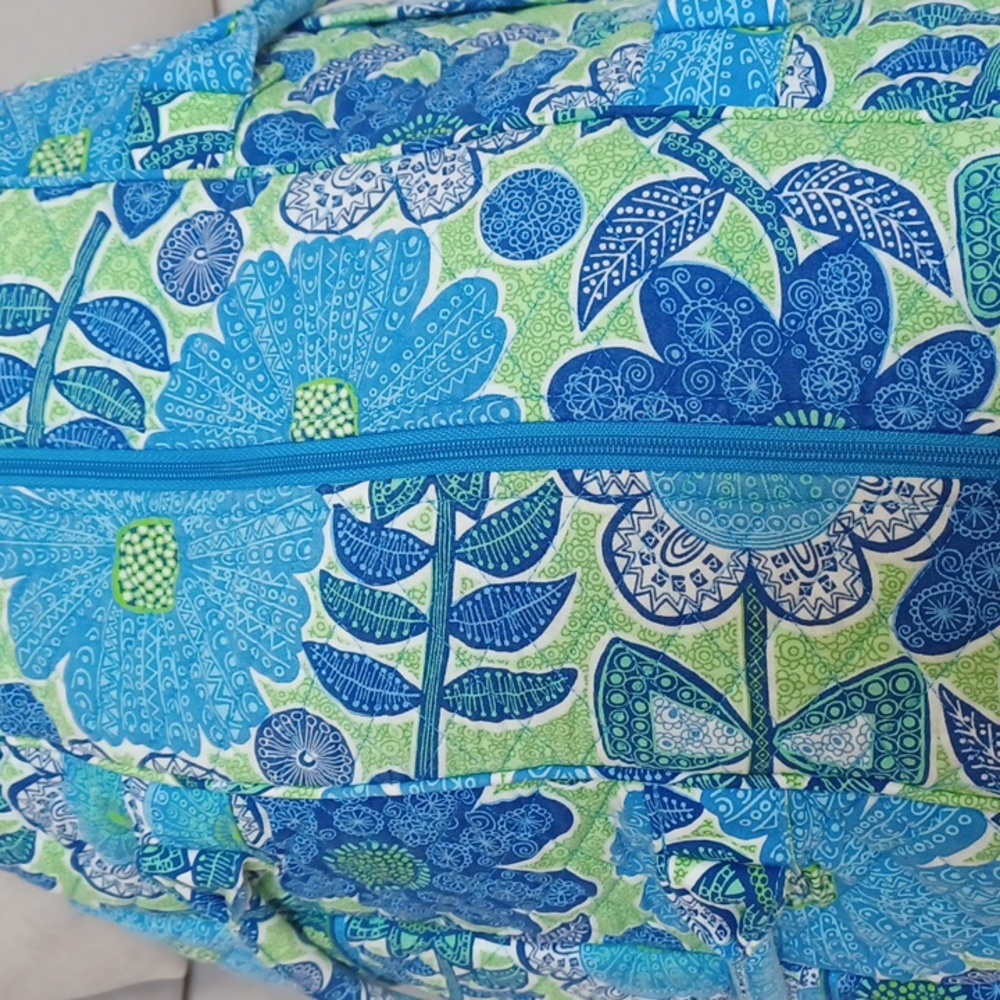 Vera Bradley Grand Traveler Tote / Duffel In Doodle Daisy Pattern - Picture 7 of 17